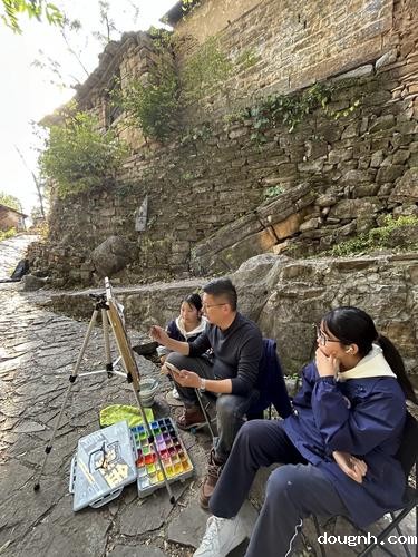 5专业教师指导学生进行写生