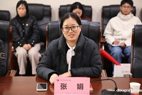 3郑州树青医专党总支副书记张娟介绍该校党建情况