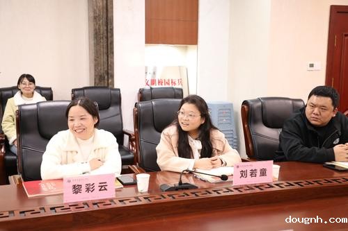 4郑州东方艺术中等专业学校办公室主任黎彩云介绍该校党建情况