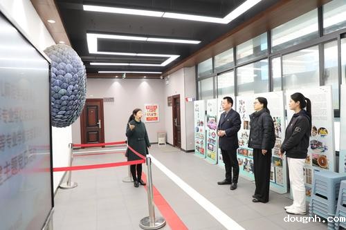 5参观学校非遗实训中心