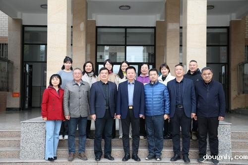 9学校领导班子和新一届工会委员合影留念