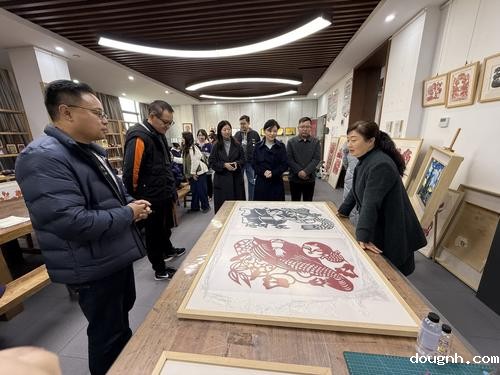 1参观剪纸实训室