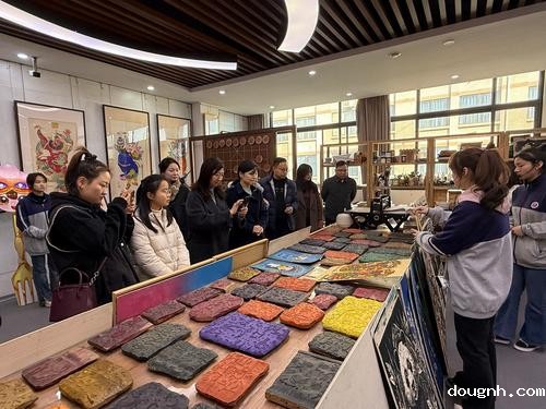 4向小学领导讲解烙画的制作步骤