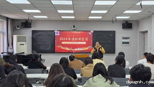 2.演练前，学生处副主任章静对演练工作进行部署