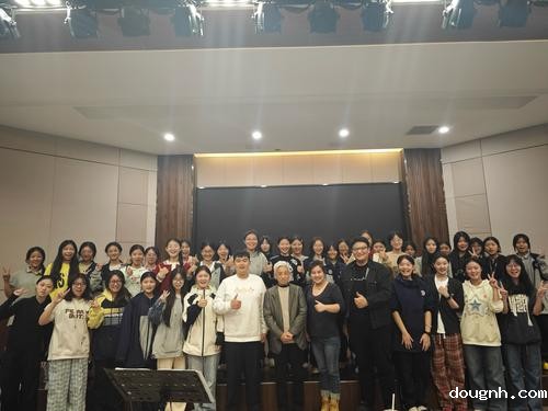 3.洛阳师范学院宋照敏教授指导相关排练工作