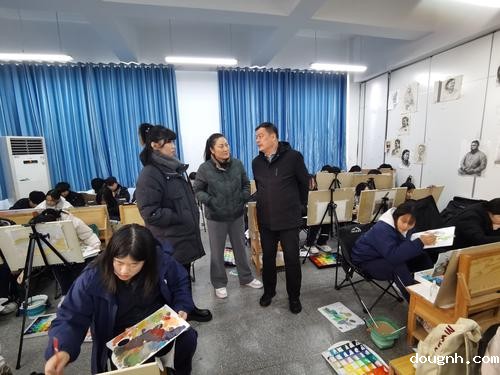 2-校党委副书记、校长马进伟巡视考场