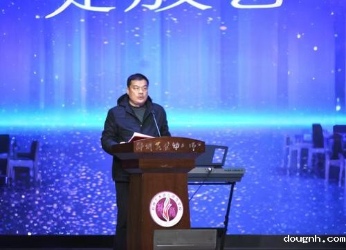 2学校党委副书记、校长马进伟致辞