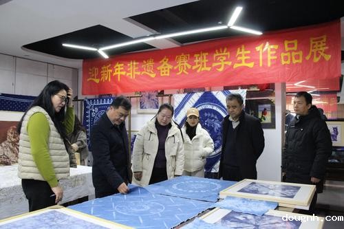 118新利app举办“迎新年非遗作品”展览