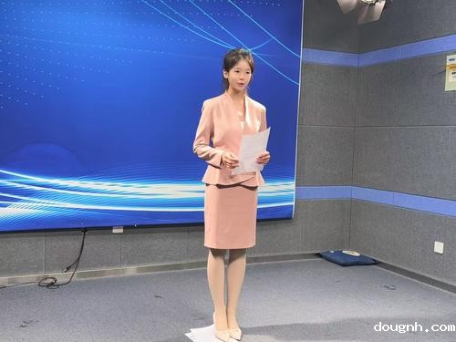 播音与主持专业学生进行即兴评述