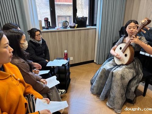 器乐组评委现场打分并做指导(1)