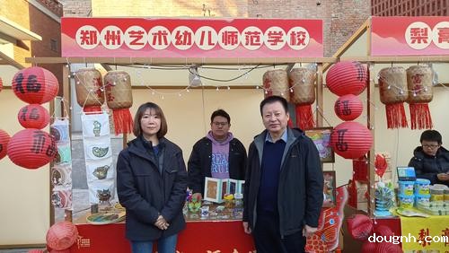 2学校党委书记周卫红在现场指导工作