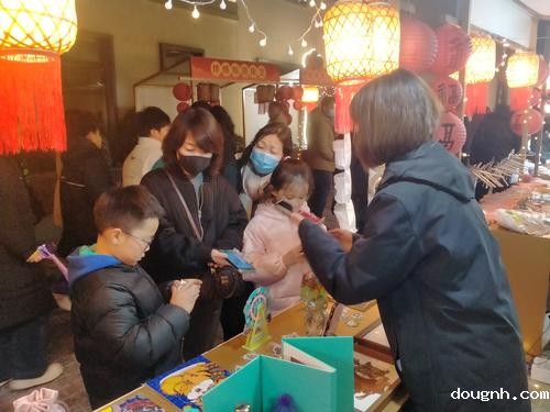 3购买非遗文创产品的游人