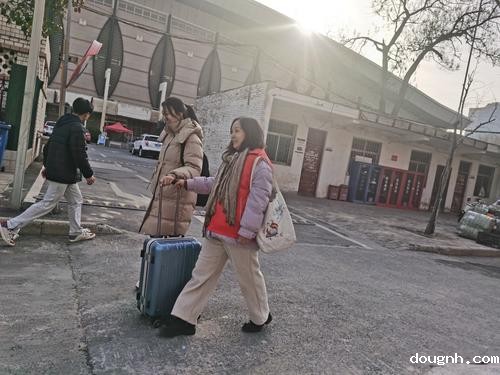 给返校学生介绍新学期学校的一些变化