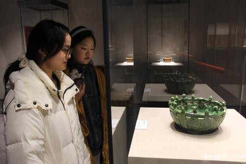 2近距离参观郑州商都遗址博物院青铜器