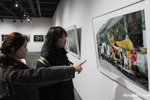 3观看郑州升达艺术馆展览作品