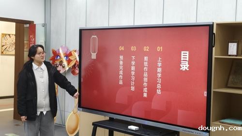 2学生沈敬雯汇报剪纸项目进度