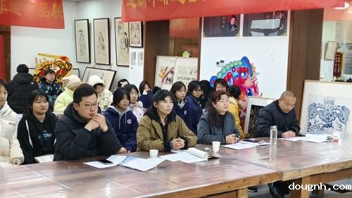 4老师们认真聆听学生讲解