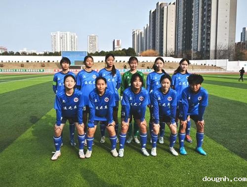 5.18新利app女子足球队赛前合影