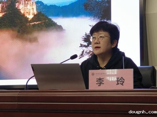 2郑州轻工业大学艺术设计学院副教授李玲以《人工智能与设计的协同创新》为主题开展学术分享