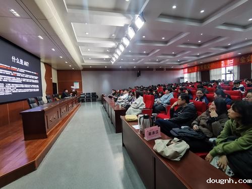 5.活动现场师生认真聆听