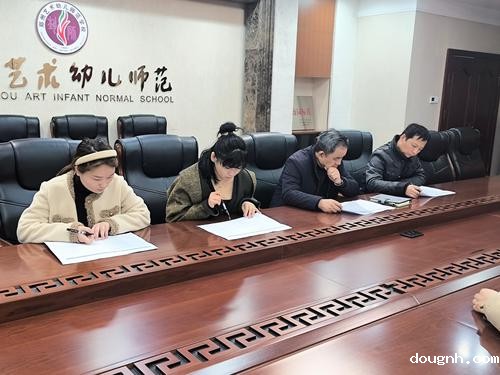 设计电商部主任贾芳针对方案内容提出修改意见