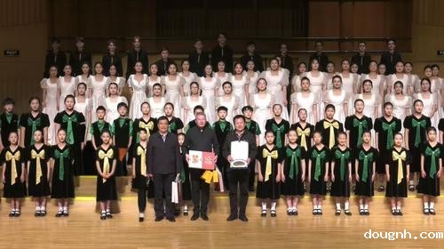 4演出成功 互赠礼物