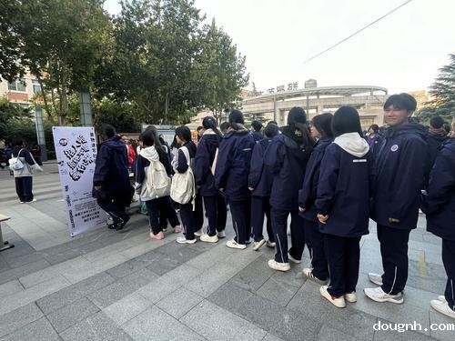 6-排队报名景物速写社团