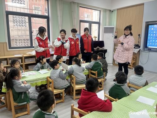 2-贾芳为小朋友讲解橡皮章的做法