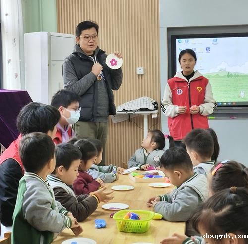 3-崔勇锐介绍面塑的制作方法