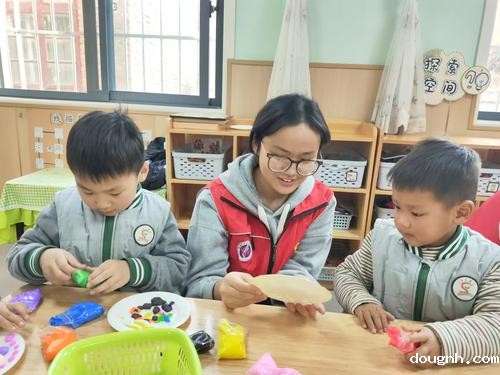 4-志愿者为小朋友分配材料