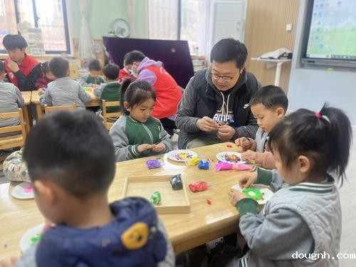 7-崔勇锐带领小朋友设计作品