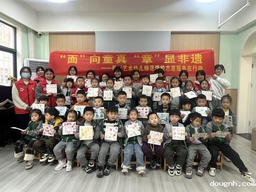 12-小朋友集体展示橡皮章作品