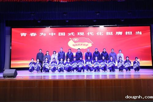 6-学校领导为新团员颁发团员证