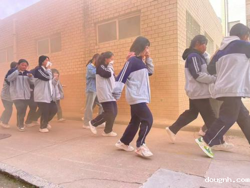 2学生们在教官引导下有序撤离