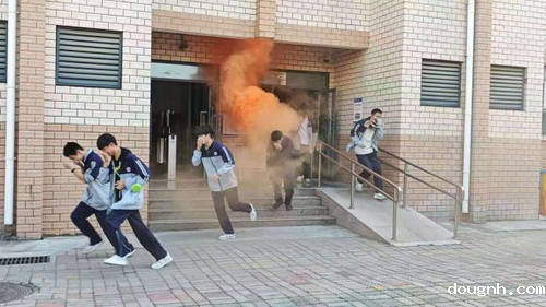 3学生们在教官引导下有序撤离