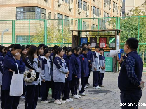 4学生处主任郑丹为学生讲解消防安全知识