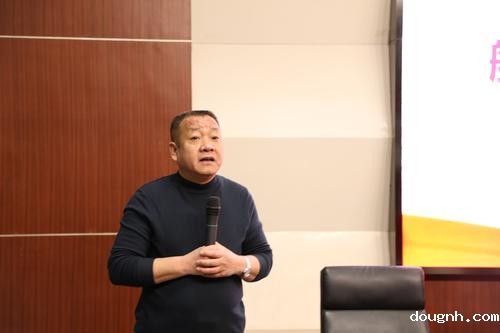 3濮阳市杂技艺术学校校长田孝民为学校教师开展德育培训会