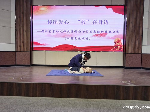 3参赛选手正在轻拍患者双肩并在耳边呼唤患者