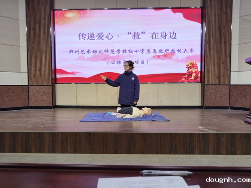 4参赛选手正在请人帮忙拨打120以及寻找除颤仪