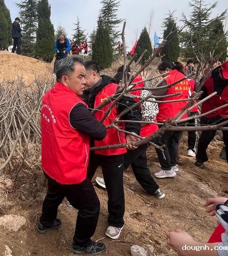 副校长赵泳江带领植树