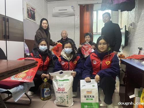 3-看望患病老人周大乾