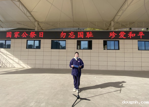 学生代表肖羽涵演讲