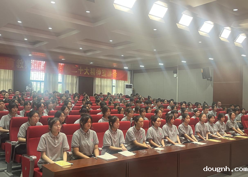 认真聆听的团员们