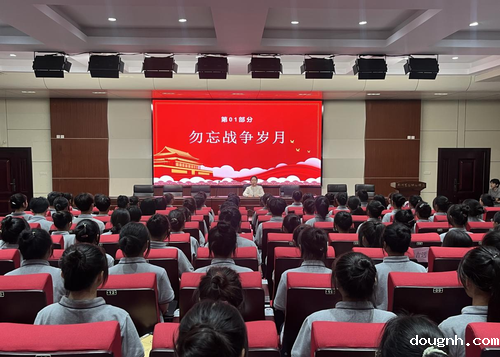 团委副书记郑丽影为全体团员上团课