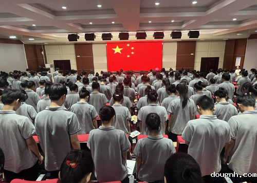 团员在国旗下集体默哀