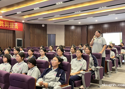 团员代表踊跃发言