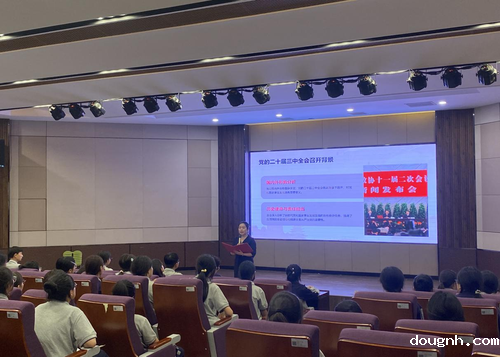 学校团委副书记郑丽影给团员们授课