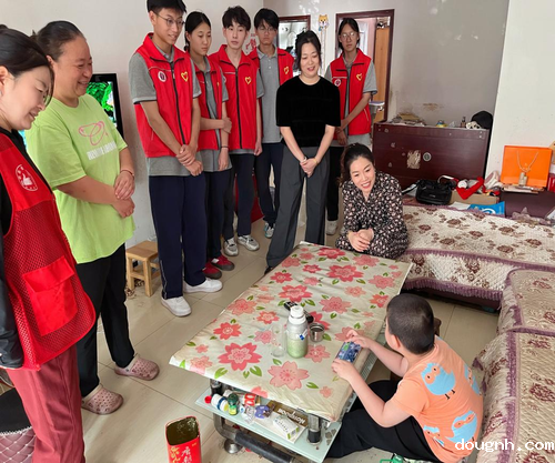 到城市之家小区看望患病儿童