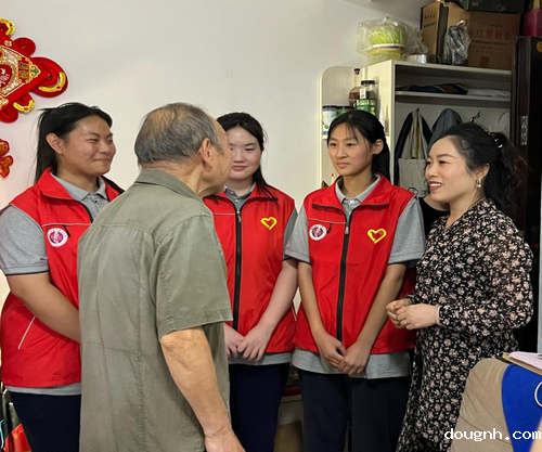 看望85岁孤寡老人并送上中秋祝福