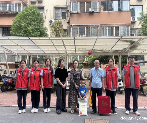 团委副书记郑丽影带领团员给困难户送去温暖
